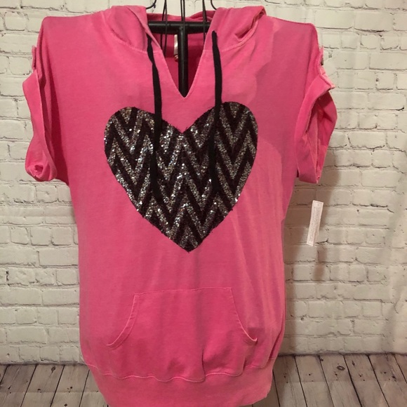 No Boundaries Tops - NWT No Boundaries pink shirt with sequin heart